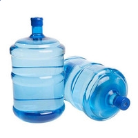 大咖娱乐app 2025最新版 里科站立于山顶俯瞰岛屿